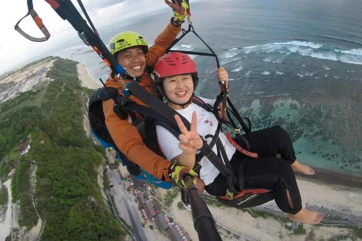 Bali Paragliding - Tandem Flight Over Ocean - Image 5